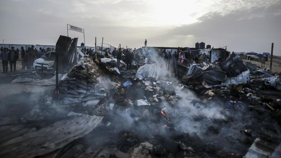Sedikitnya 30 orang tewas dan puluhan lainnya terluka saat Israel menyerang sebuah kamp yang dihuni pengungsi di Kota Rafah, Gaza selatan. (AP Photo/Jehad Alshrafi)