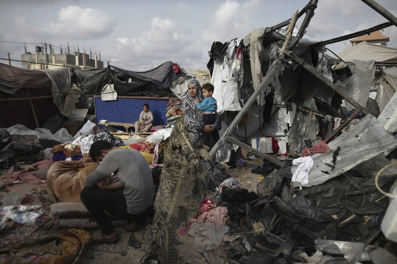 Sedikitnya 30 orang tewas dan puluhan lainnya terluka saat Israel menyerang sebuah kamp yang dihuni pengungsi di Kota Rafah, Gaza selatan. (AP Photo/Jehad Alshrafi)