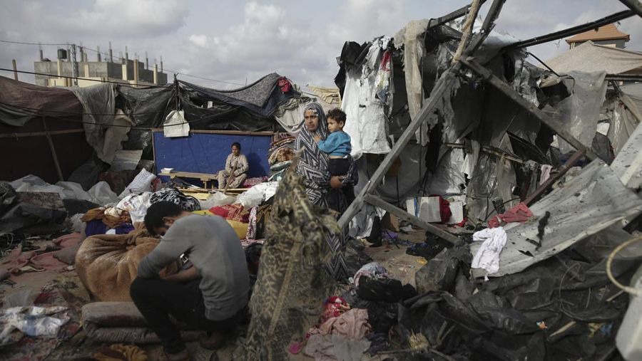 Sedikitnya 30 orang tewas dan puluhan lainnya terluka saat Israel menyerang sebuah kamp yang dihuni pengungsi di Kota Rafah, Gaza selatan. (AP Photo/Jehad Alshrafi)