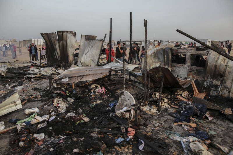 Sedikitnya 30 orang tewas dan puluhan lainnya terluka saat Israel menyerang sebuah kamp yang dihuni pengungsi di Kota Rafah, Gaza selatan. (AP Photo/Jehad Alshrafi)