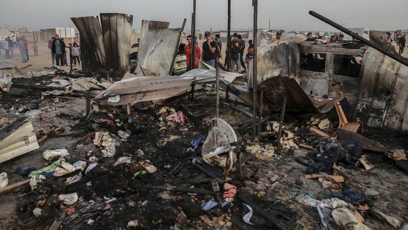 Sedikitnya 30 orang tewas dan puluhan lainnya terluka saat Israel menyerang sebuah kamp yang dihuni pengungsi di Kota Rafah, Gaza selatan. (AP Photo/Jehad Alshrafi)