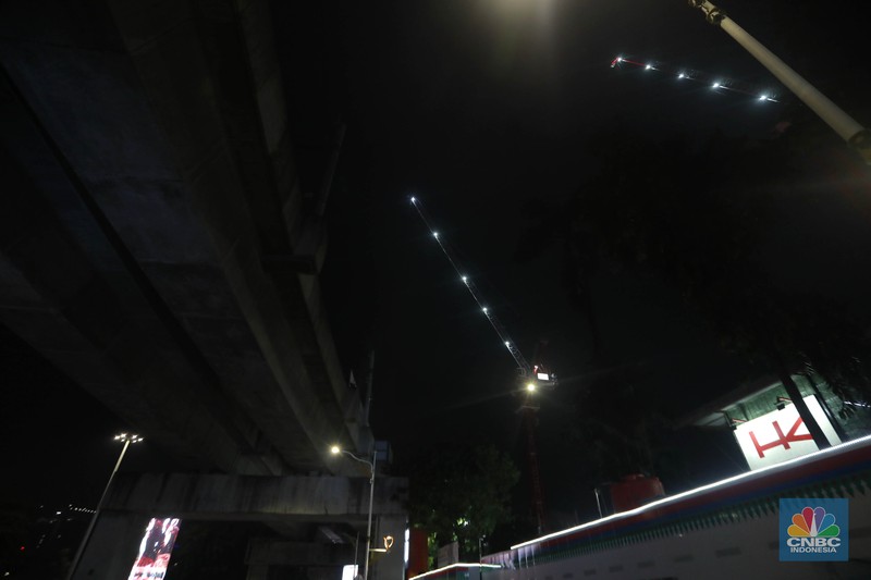 Sejumlah calon penumpangmelintas di sebelah Stasiun MRT di Blok M, Jakarta, Kamis, (30/5). Akses ke Stasiun MRT Blok M ditutup sementara setelah MRT menghentikan kegiatan operasionalnya sore ini. Penumpang pun menumpuk di sekitar Stasiun Blok M. (CNBC Indonesia/Muhammad Sabki)