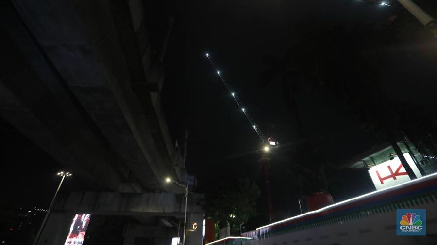 Sejumlah calon penumpangmelintas di sebelah Stasiun MRT di Blok M, Jakarta, Kamis, (30/5). Akses ke Stasiun MRT Blok M ditutup sementara setelah MRT menghentikan kegiatan operasionalnya sore ini. Penumpang pun menumpuk di sekitar Stasiun Blok M. (CNBC Indonesia/Muhammad Sabki)