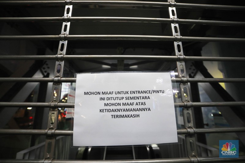 Sejumlah calon penumpangmelintas di sebelah Stasiun MRT di Blok M, Jakarta, Kamis, (30/5). Akses ke Stasiun MRT Blok M ditutup sementara setelah MRT menghentikan kegiatan operasionalnya sore ini. Penumpang pun menumpuk di sekitar Stasiun Blok M. (CNBC Indonesia/Muhammad Sabki)