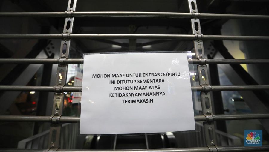 Sejumlah calon penumpangmelintas di sebelah Stasiun MRT di Blok M, Jakarta, Kamis, (30/5). Akses ke Stasiun MRT Blok M ditutup sementara setelah MRT menghentikan kegiatan operasionalnya sore ini. Penumpang pun menumpuk di sekitar Stasiun Blok M. (CNBC Indonesia/Muhammad Sabki)