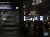 Penampakan Penumpang MRT Numpuk-Tak Terlayani Usai Crane Jatuh di Rel