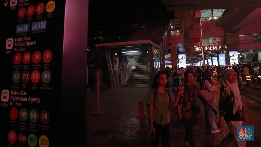 Sejumlah calon penumpangmelintas di sebelah Stasiun MRT di Blok M, Jakarta, Kamis, (30/5). Akses ke Stasiun MRT Blok M ditutup sementara setelah MRT menghentikan kegiatan operasionalnya sore ini. Penumpang pun menumpuk di sekitar Stasiun Blok M. (CNBC Indonesia/Muhammad Sabki)