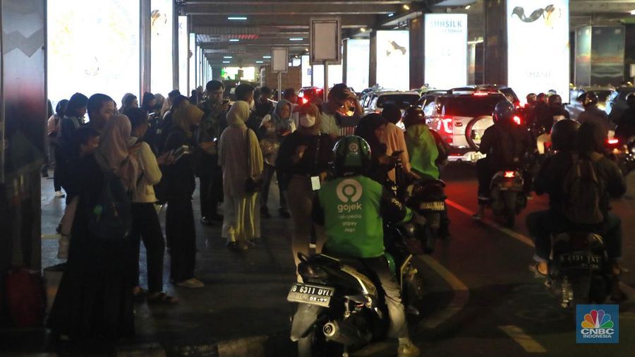 Sejumlah calon penumpangmelintas di sebelah Stasiun MRT di Blok M, Jakarta, Kamis, (30/5). Akses ke Stasiun MRT Blok M ditutup sementara setelah MRT menghentikan kegiatan operasionalnya sore ini. Penumpang pun menumpuk di sekitar Stasiun Blok M. (CNBC Indonesia/Muhammad Sabki)