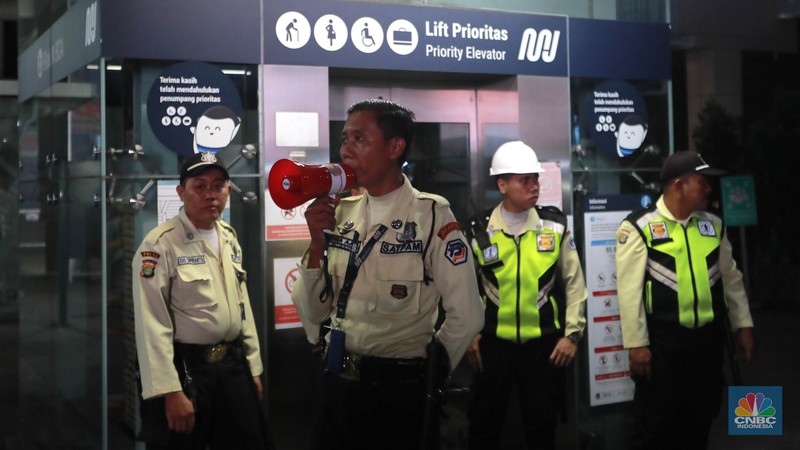 Sejumlah calon penumpangmelintas di sebelah Stasiun MRT di Blok M, Jakarta, Kamis, (30/5). Akses ke Stasiun MRT Blok M ditutup sementara setelah MRT menghentikan kegiatan operasionalnya sore ini. Penumpang pun menumpuk di sekitar Stasiun Blok M. (CNBC Indonesia/Muhammad Sabki)