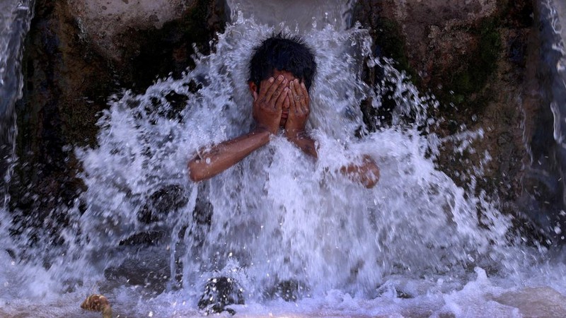 Para buruh tidur di pinggir jalan pada pagi hari musim panas yang terik di Karachi, Pakistan, Rabu (29/5/2024). (AP Photo/Fareed Khan)