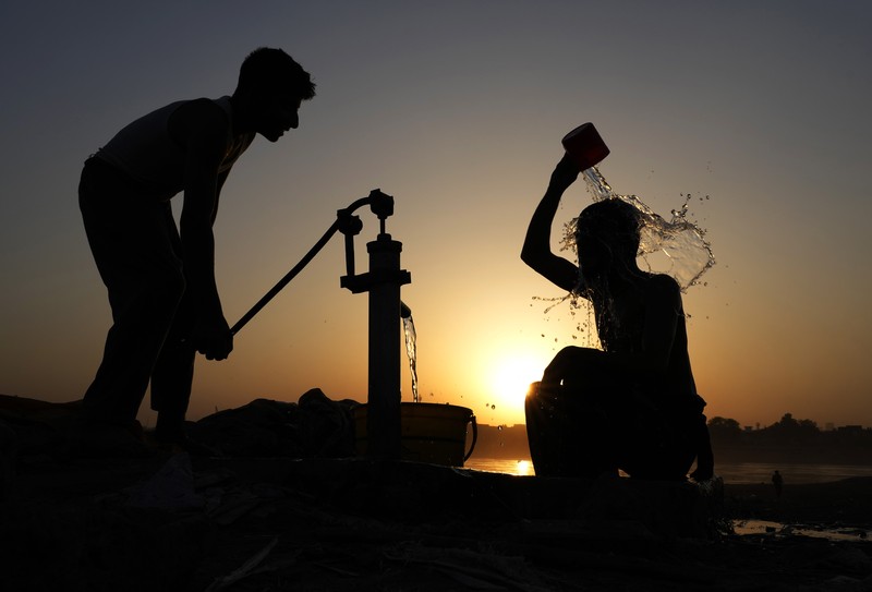 Para buruh tidur di pinggir jalan pada pagi hari musim panas yang terik di Karachi, Pakistan, Rabu (29/5/2024). (AP Photo/Fareed Khan) Para buruh tidur di pinggir jalan pada pagi hari musim panas yang terik di Karachi, Pakistan, Rabu (29/5/2024). (AP Photo/Fareed Khan)