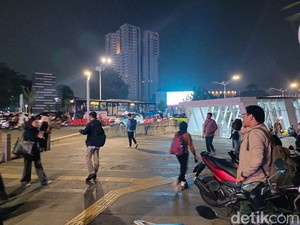 MRT Disetop Sementara Imbas Besi Jatuh ke Jalur, Pekerja Beralih Naik Ojol
