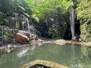 Menikmati Air Terjun dan Kolam Alami di Goa Rajo Bangli