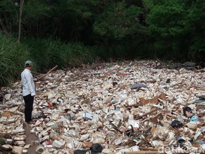 Sampah Cemari Sungai di Desa Pengarengan Cirebon