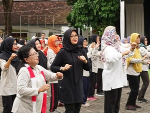 Peringati Hari Lanjut Usia Nasional, Bupati Ipuk Senam Bareng Lansia