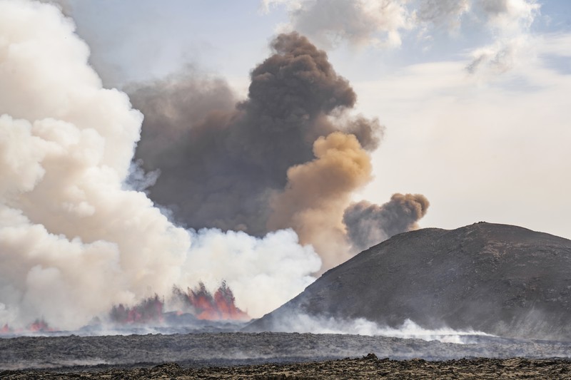 Gunung berapi di Islandia kembali meletus pada Rabu (29/5). Ini merupakan letusan kelima sejak Desember. Gunung memuntahkan lava panas setinggi 50 meter (164 kaki) ke udara. (AP Photo/Marco di Marco) Gunung berapi di Islandia kembali meletus pada Rabu (29/5). Ini merupakan letusan kelima sejak Desember. Gunung memuntahkan lava panas setinggi 50 meter (164 kaki) ke udara. (AP Photo/Marco di Marco)