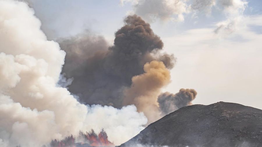 Gunung berapi di Islandia kembali meletus pada Rabu (29/5). Ini merupakan letusan kelima sejak Desember. Gunung memuntahkan lava panas setinggi 50 meter (164 kaki) ke udara. (AP Photo/Marco di Marco)