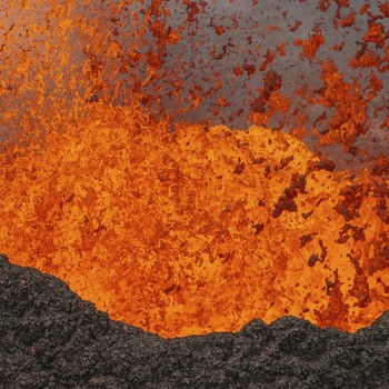 Bak Lidah Api, Potret 'Ngeri' Gunung Eropa Muntah Lava Panas 50 Meter