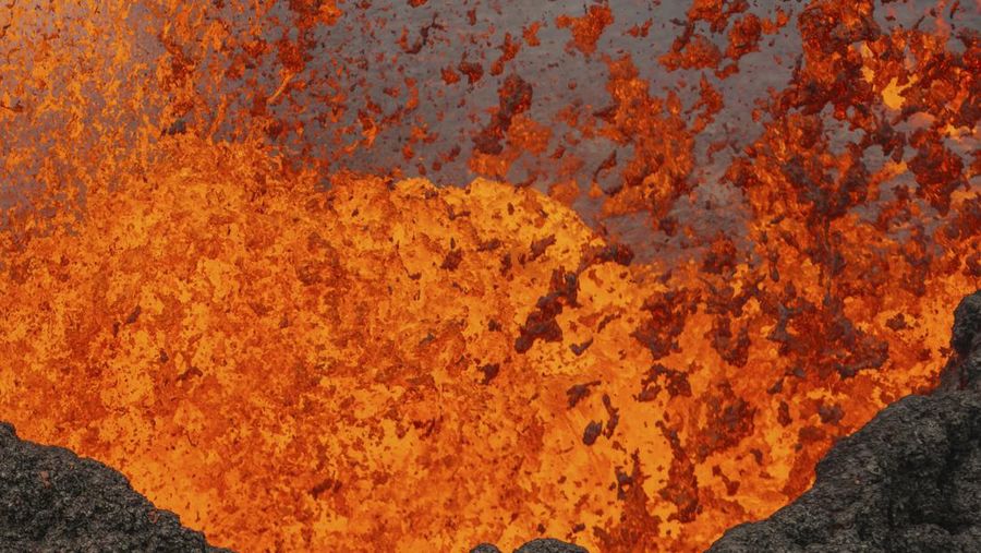 Gunung berapi di Islandia kembali meletus pada Rabu (29/5). Ini merupakan letusan kelima sejak Desember. Gunung memuntahkan lava panas setinggi 50 meter (164 kaki) ke udara. (AP Photo/Marco di Marco)