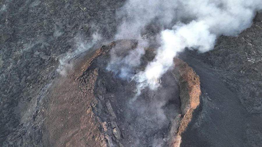 Gunung berapi di Islandia kembali meletus pada Rabu (29/5). Ini merupakan letusan kelima sejak Desember. Gunung memuntahkan lava panas setinggi 50 meter (164 kaki) ke udara. (AP Photo/Marco di Marco)