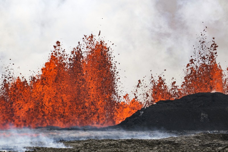 Gunung berapi di Islandia kembali meletus pada Rabu (29/5). Ini merupakan letusan kelima sejak Desember. Gunung memuntahkan lava panas setinggi 50 meter (164 kaki) ke udara. (AP Photo/Marco di Marco) Gunung berapi di Islandia kembali meletus pada Rabu (29/5). Ini merupakan letusan kelima sejak Desember. Gunung memuntahkan lava panas setinggi 50 meter (164 kaki) ke udara. (AP Photo/Marco di Marco)