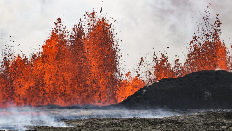 Gunung berapi di Islandia kembali meletus pada Rabu (29/5). Ini merupakan letusan kelima sejak Desember. Gunung memuntahkan lava panas setinggi 50 meter (164 kaki) ke udara. (AP Photo/Marco di Marco)
