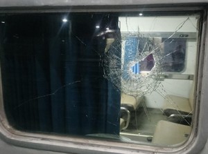 Suporter Pecahkan Kaca Kereta, KAI Ingatkan Ancaman Bui bagi Perusak KA