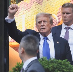 Aksi 'Balas Dendam' Nyata, Trump Pecat Pejabat yang Pidanakan Dirinya