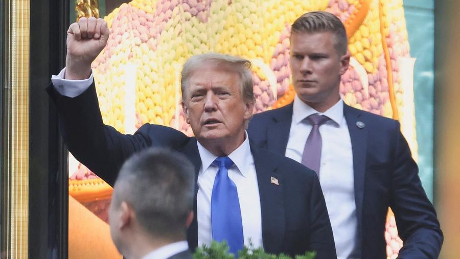 Mantan Presiden Donald Trump setelah dinyatakan bersalah atas 34 tuduhan kejahatan pemalsuan catatan bisnis tingkat pertama di Pengadilan Kriminal Manhattan, New York, Amerika Serikat (AS). Kamis (30/5/2024). (REUTERS/Andrew Kelly)