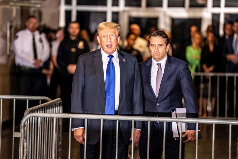 Mantan Presiden Donald Trump setelah dinyatakan bersalah atas 34 tuduhan kejahatan pemalsuan catatan bisnis tingkat pertama di Pengadilan Kriminal Manhattan, New York, Amerika Serikat (AS). Kamis (30/5/2024). (Seth Wenig/Pool via REUTERS) Mantan Presiden Donald Trump setelah dinyatakan bersalah atas 34 tuduhan kejahatan pemalsuan catatan bisnis tingkat pertama di Pengadilan Kriminal Manhattan, New York, Amerika Serikat (AS). Kamis (30/5/2024). (Seth Wenig/Pool via REUTERS)