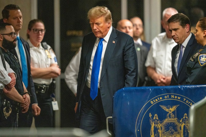 Mantan Presiden Donald Trump setelah dinyatakan bersalah atas 34 tuduhan kejahatan pemalsuan catatan bisnis tingkat pertama di Pengadilan Kriminal Manhattan, New York, Amerika Serikat (AS). Kamis (30/5/2024). (Seth Wenig/Pool via REUTERS) Mantan Presiden Donald Trump setelah dinyatakan bersalah atas 34 tuduhan kejahatan pemalsuan catatan bisnis tingkat pertama di Pengadilan Kriminal Manhattan, New York, Amerika Serikat (AS). Kamis (30/5/2024). (Seth Wenig/Pool via REUTERS)
