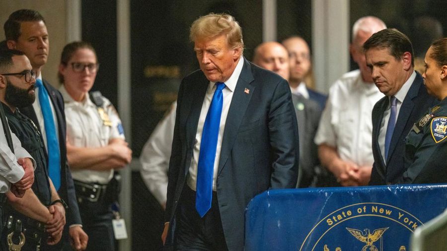Mantan Presiden Donald Trump setelah dinyatakan bersalah atas 34 tuduhan kejahatan pemalsuan catatan bisnis tingkat pertama di Pengadilan Kriminal Manhattan, New York, Amerika Serikat (AS). Kamis (30/5/2024). (Seth Wenig/Pool via REUTERS)
