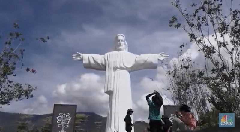 Patung Yesus raksasa di Bukit Sibea-bea, Pulau Samosir, Sumatera Utara. Lokasi yang dibuka untuk umum pada 2023 ini menjadi tujuan wisata relijius dan tempat untuk melihat pemandangan Danau Toba. (CNBC Indonesia/Rosseno Aji Nugroho)
