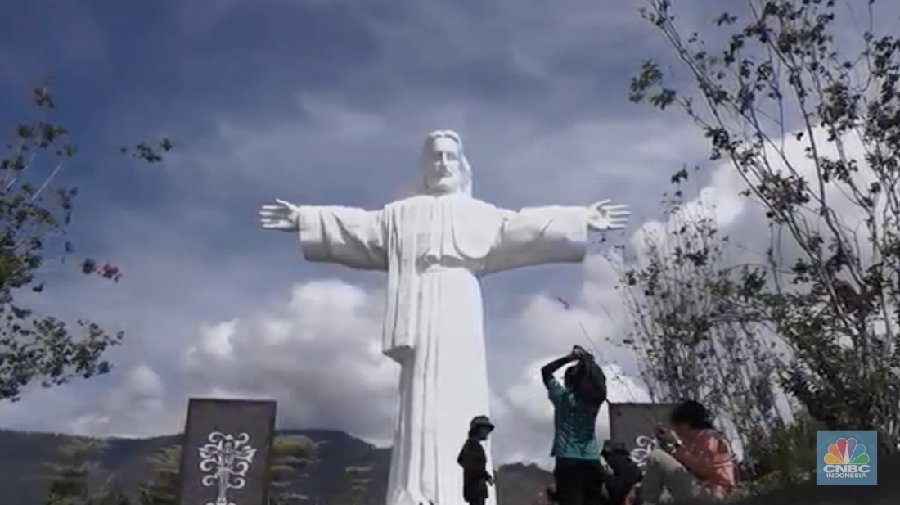 Patung Buntu Burake yang setinggi 40 meter di Tana Toraja, Sulawesi Selatan. (CNBC Indonesia/Terry Fans Diba)