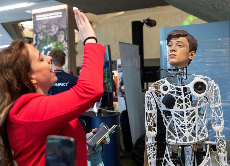 Pengunjung menghadiri KTT Global AI for Good tentang kecerdasan buatan, yang diselenggarakan oleh International Telecommunication Union (ITU), di Jenewa, Swiss, Kamis (30/5/2024). (REUTERS/Denis Balibouse)
