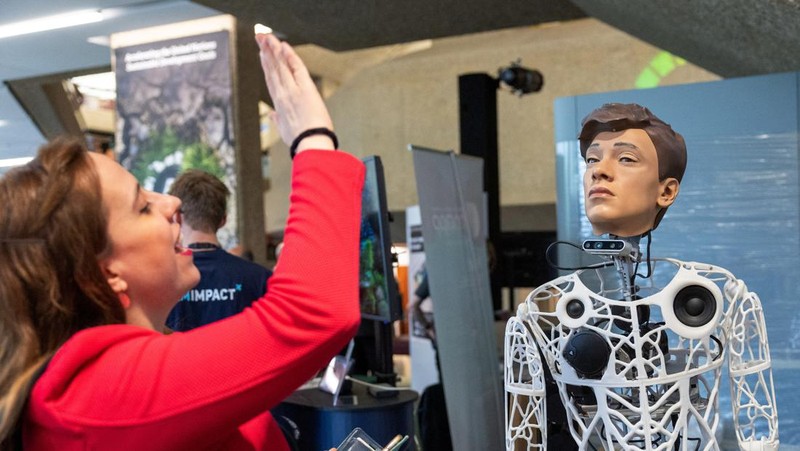 Pengunjung menghadiri KTT Global AI for Good tentang kecerdasan buatan, yang diselenggarakan oleh International Telecommunication Union (ITU), di Jenewa, Swiss, Kamis (30/5/2024). (REUTERS/Denis Balibouse)