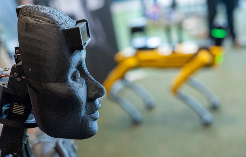 Pengunjung menghadiri KTT Global AI for Good tentang kecerdasan buatan, yang diselenggarakan oleh International Telecommunication Union (ITU), di Jenewa, Swiss, Kamis (30/5/2024). (REUTERS/Denis Balibouse)