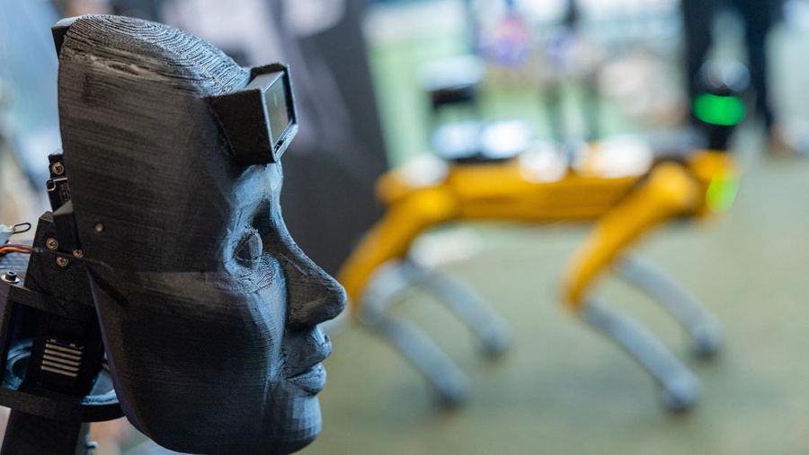 Pengunjung menghadiri KTT Global AI for Good tentang kecerdasan buatan, yang diselenggarakan oleh International Telecommunication Union (ITU), di Jenewa, Swiss, Kamis (30/5/2024). (REUTERS/Denis Balibouse)