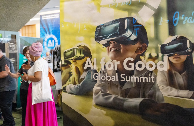 Pengunjung menghadiri KTT Global AI for Good tentang kecerdasan buatan, yang diselenggarakan oleh International Telecommunication Union (ITU), di Jenewa, Swiss, Kamis (30/5/2024). (REUTERS/Denis Balibouse)