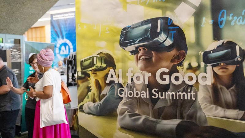 Pengunjung menghadiri KTT Global AI for Good tentang kecerdasan buatan, yang diselenggarakan oleh International Telecommunication Union (ITU), di Jenewa, Swiss, Kamis (30/5/2024). (REUTERS/Denis Balibouse)