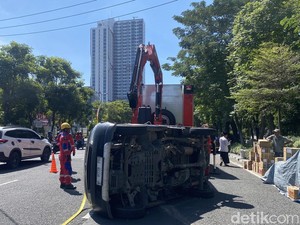 Pikap Muat Bahan Baku Es Krim Terguling di Ahmad Yani Surabaya