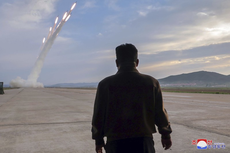 Pimpinan tertinggi Korut Kim Jong-un memimpin uji coba peluncuran roket pada Jumat (31/5). Roket yang diluncurkan punya kaliber 600 mm dan akan digunakan sebagai alat pertahanan negara. (via REUTERS/KCNA) Pimpinan tertinggi Korut Kim Jong-un memimpin uji coba peluncuran roket pada Jumat (31/5). Roket yang diluncurkan punya kaliber 600 mm dan akan digunakan sebagai alat pertahanan negara. (via REUTERS/KCNA)