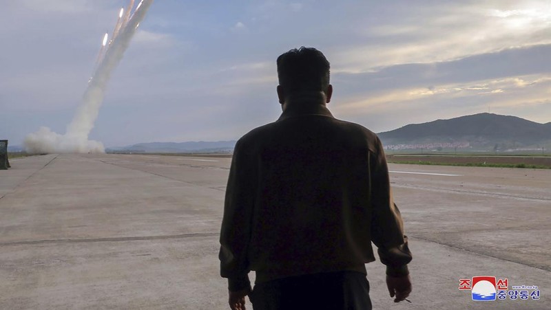Pimpinan tertinggi Korut Kim Jong-un memimpin uji coba peluncuran roket pada Jumat (31/5). Roket yang diluncurkan punya kaliber 600 mm dan akan digunakan sebagai alat pertahanan negara. (via REUTERS/KCNA)