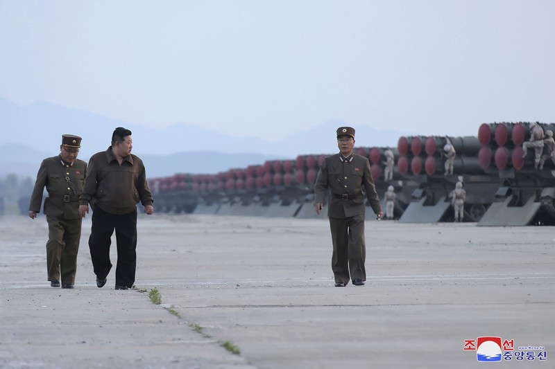 Pimpinan tertinggi Korut Kim Jong-un memimpin uji coba peluncuran roket pada Jumat (31/5). Roket yang diluncurkan punya kaliber 600 mm dan akan digunakan sebagai alat pertahanan negara. (via REUTERS/KCNA) Pimpinan tertinggi Korut Kim Jong-un memimpin uji coba peluncuran roket pada Jumat (31/5). Roket yang diluncurkan punya kaliber 600 mm dan akan digunakan sebagai alat pertahanan negara. (via REUTERS/KCNA)