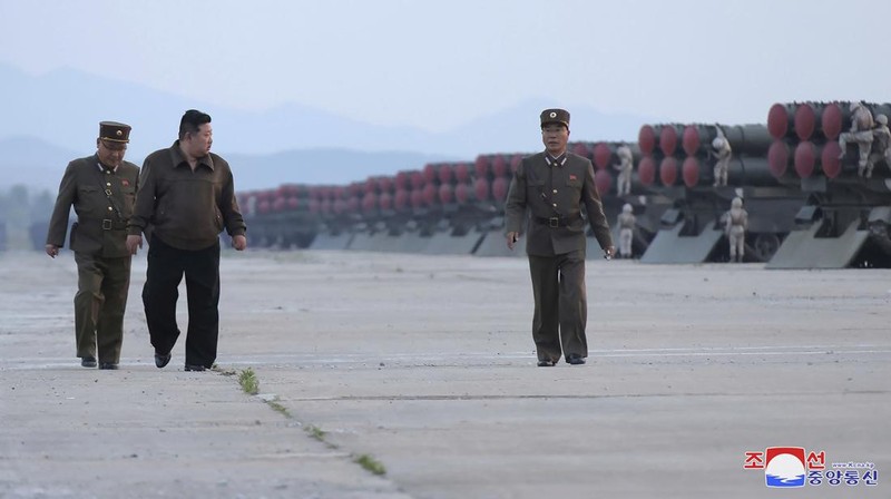 Pimpinan tertinggi Korut Kim Jong-un memimpin uji coba peluncuran roket pada Jumat (31/5). Roket yang diluncurkan punya kaliber 600 mm dan akan digunakan sebagai alat pertahanan negara. (via REUTERS/KCNA)