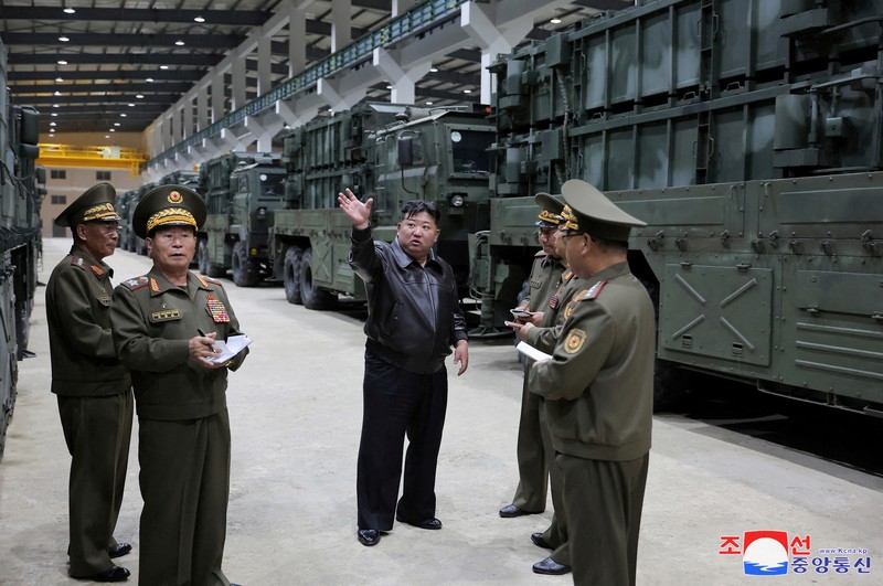 Pimpinan tertinggi Korut Kim Jong-un memimpin uji coba peluncuran roket pada Jumat (31/5). Roket yang diluncurkan punya kaliber 600 mm dan akan digunakan sebagai alat pertahanan negara. (via REUTERS/KCNA)