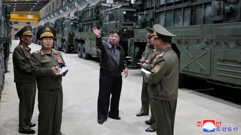 Pimpinan tertinggi Korut Kim Jong-un memimpin uji coba peluncuran roket pada Jumat (31/5). Roket yang diluncurkan punya kaliber 600 mm dan akan digunakan sebagai alat pertahanan negara. (via REUTERS/KCNA)