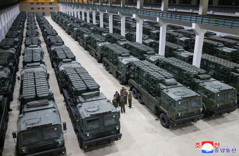 Pimpinan tertinggi Korut Kim Jong-un memimpin uji coba peluncuran roket pada Jumat (31/5). Roket yang diluncurkan punya kaliber 600 mm dan akan digunakan sebagai alat pertahanan negara. (via REUTERS/KCNA) Pimpinan tertinggi Korut Kim Jong-un memimpin uji coba peluncuran roket pada Jumat (31/5). Roket yang diluncurkan punya kaliber 600 mm dan akan digunakan sebagai alat pertahanan negara. (via REUTERS/KCNA)