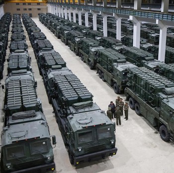 Kim Jong Un Uji Pamer Belasan Rudal Milik Korut, Ini Penampakannya