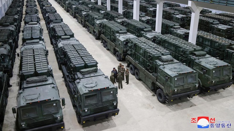 Pimpinan tertinggi Korut Kim Jong-un memimpin uji coba peluncuran roket pada Jumat (31/5). Roket yang diluncurkan punya kaliber 600 mm dan akan digunakan sebagai alat pertahanan negara. (via REUTERS/KCNA)